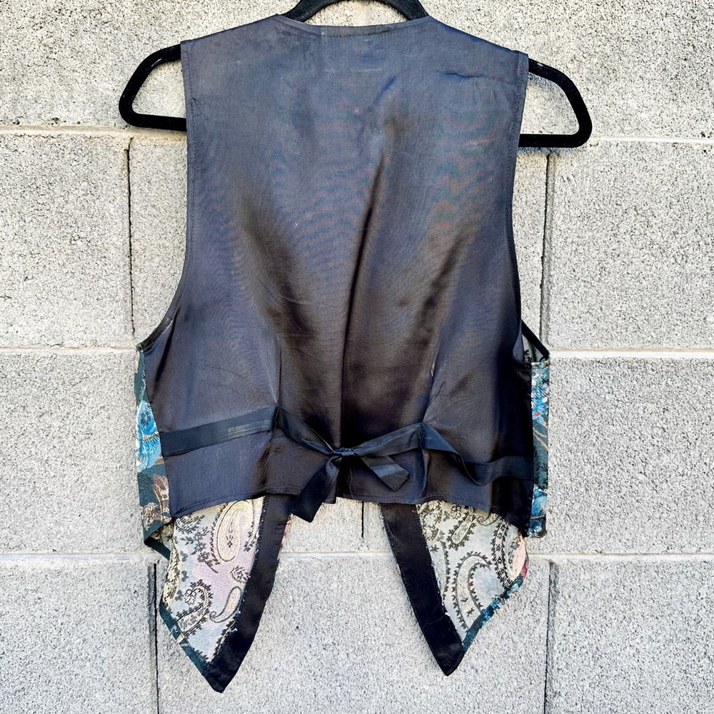 ❤️‍🔥SOLD❤️‍🔥Small Vintage Dark Floral Formal Vest - Picture 5 of 5